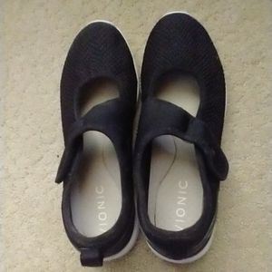 **LIKE NEW** Vionic Mary Janes